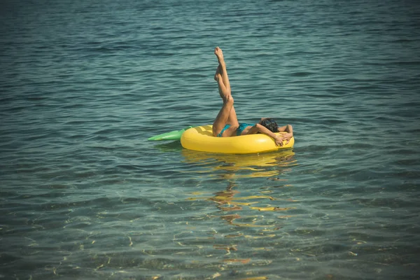 享受日光浴 度假概念 在比基尼举行黄色气垫床的苗条年轻女子的顶部视图 — 图库照片