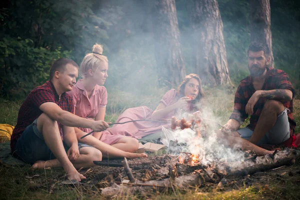 Freunde Picknicken Wald Zwei Paare Braten Würstchen Lagerfeuer Wanderer Übernachten — Stockfoto