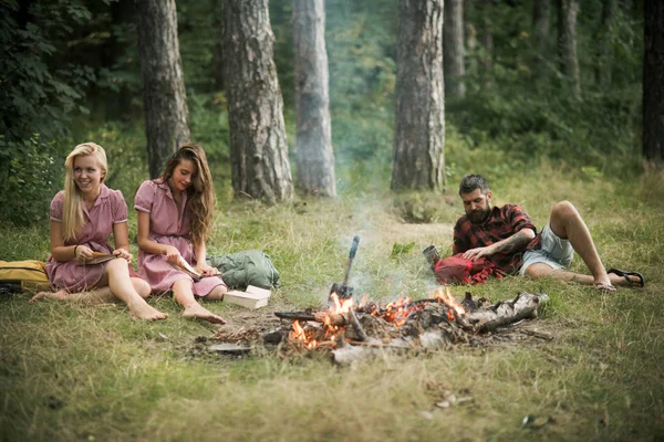 Ragazze Sedute Accanto Fuoco Durante Lettura Libri Uomo Barbuto Sdraiato — Foto Stock