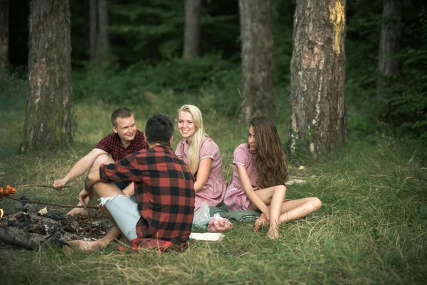 Ler Blond Flicka Vintage Klänning Sitter Bland Vänner Nära Lägerelden — Stockfoto