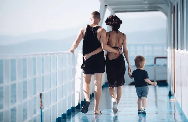 母亲和父亲带着儿子出海旅行 家庭船旅行与孩子在母亲或父亲天 孩子与父亲和母亲 爱和信任作为家庭价值 快乐家庭的暑假 — 图库照片