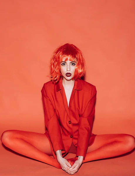 Upphetsad Ung Kvinna Fancy Bob Stil Röd Peruk Poserar Isolerade — Stockfoto