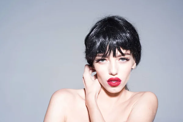 Młoda Kobieta Zmysłowy Pełnym Kolorze Czerwonym Usta Skrzydlate Eyeliner Białym — Zdjęcie stockowe