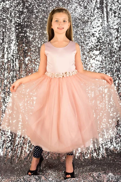 Niña Vestido Moda Baile Graduación Modelo Moda Sobre Fondo Plateado — Foto de Stock