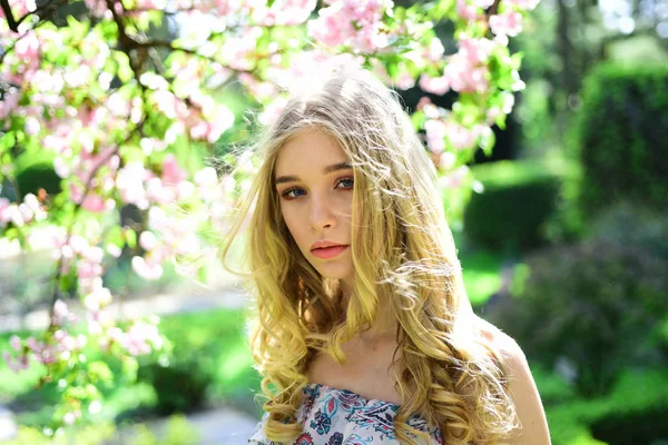 Tederheid Concept Meisje Dromerige Gezicht Tedere Blonde Kijkt Camera Natuur — Stockfoto