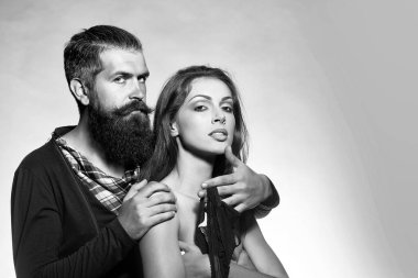 Şehvetli genç çift yatak odasında aşk yapmak. sutyen Studio ile seksi çift