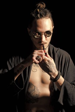 Adam yasaktır boru siyah arka plan üzerine