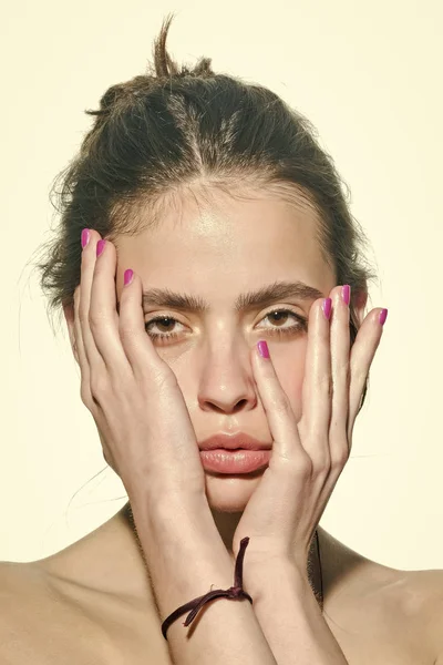 Femme avec des doigts de vernis à ongles roses isolés sur blanc — Photo