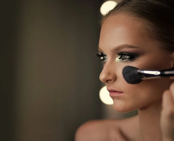 Maquillaje, maquilla aplicando el primer plano. Cepillo cosmético en polvo para maquillaje, espacio para copiar . —  Fotos de Stock
