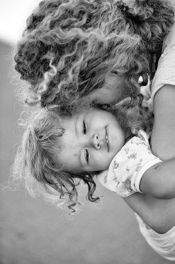 Mutlu bir çocukluk eğleniyor. Anne ve çocuk