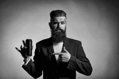 Şık erkek takım elbise. Sakallı adam bira teneke kutu ile