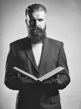 Şık erkek takım elbise. Kitap ile sakallı yakışıklı adam