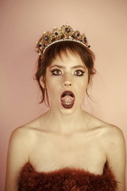 Moda kadın model poz. Duygusal Kraliçe ile sürpriz yüz ve taç moda makyaj. Son moda makyaj ile sürpriz Kraliçe.