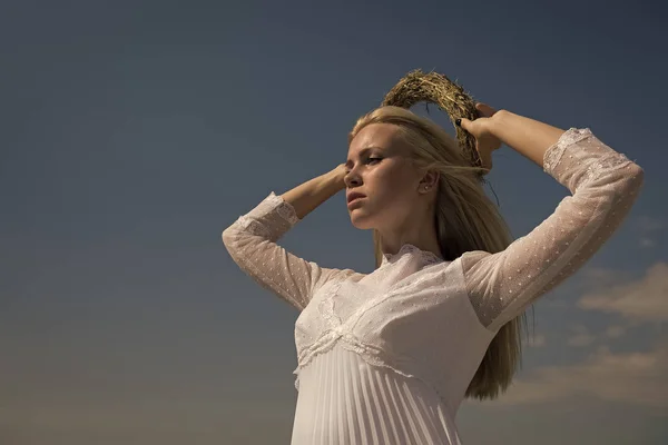 Mulher enfrenta a beleza. Mulher posando no céu azul — Fotografia de Stock