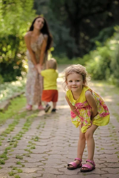 Chico feliz divirtiéndose. Feliz hija chica caminar con madre y hermano — Foto de Stock