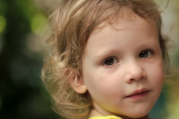 애 들이 장난감을가지고 노는입니다. 귀여운 얼굴에 녹색 눈을 가진 여자 아기 — 스톡 사진