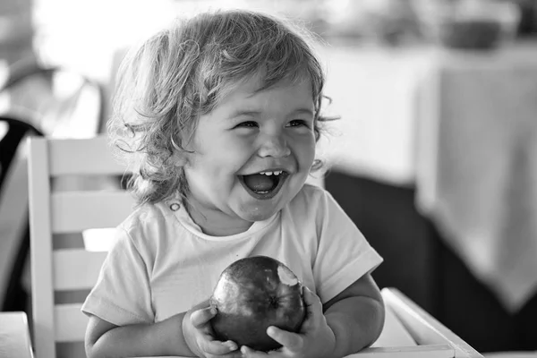 Miúdo feliz a divertir-se. Rindo menino com maçã — Fotografia de Stock