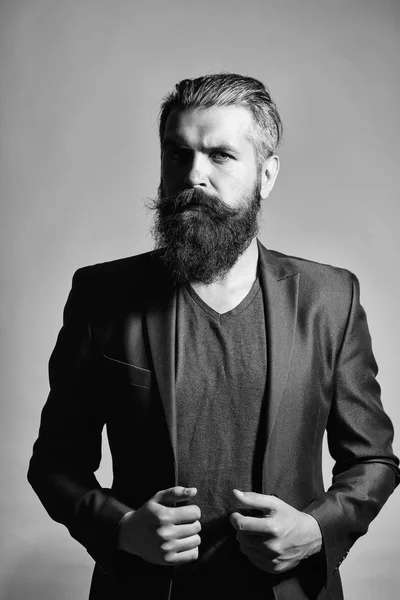 Adam ciddi duygu ile. Ceketli sakallı yakışıklı adamı — Stok fotoğraf