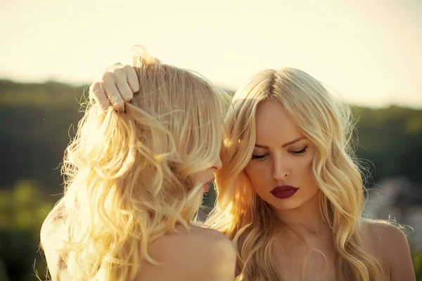 Schönheit Mode Modell Mädchen. Mode-Look. Zwillinge Frauen mit roten Lippen auf blauem Himmel Hintergrund, Familie — Stockfoto