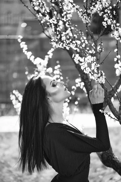 Mulher enfrenta a beleza. Menina sensual com flores florescendo — Fotografia de Stock