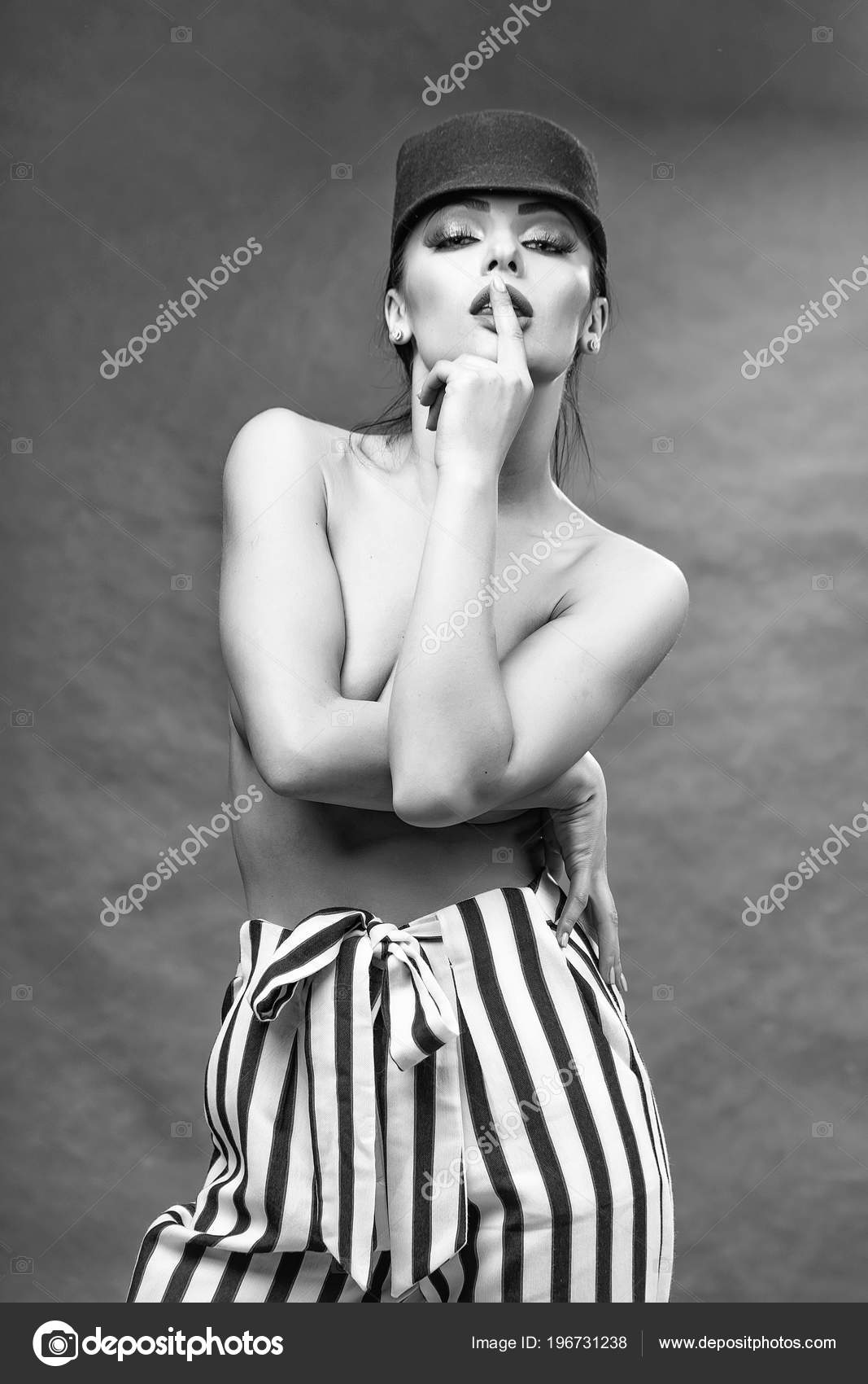Femme Sensuelle Sexy Fille Seins Nus Image Libre De Droit Par © 196731238 