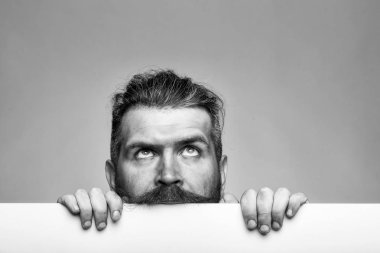 Adam yakışıklı bir yüz. kağıt ile dalgın adam