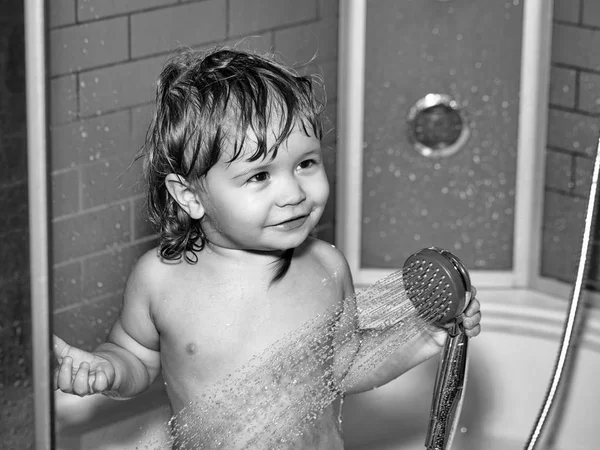 Niños jugando con juguetes. Niño pequeño en la ducha — Foto de Stock