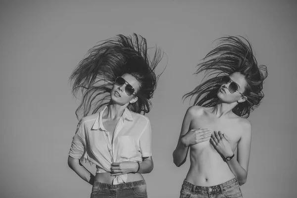 Corpo femminile sensuale. Due ragazze sexy divertirsi — Foto Stock