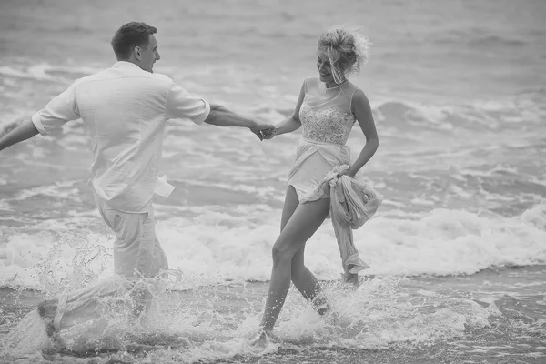 Gelukkige vrouw. Mooie bruiloft paar op strand — Stockfoto