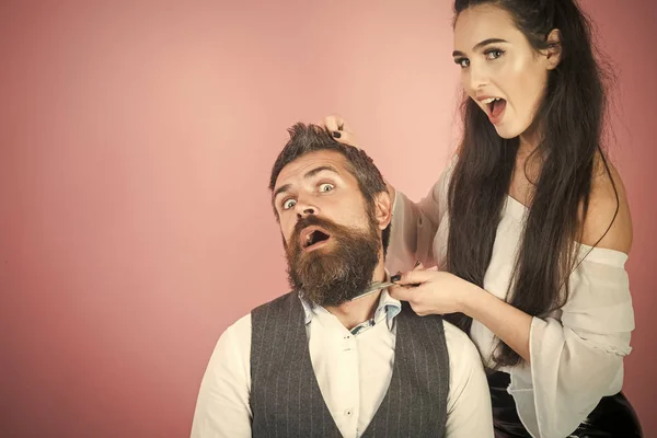 Крупный план молодой пары красивых модных парикмахеров — стоковое фото