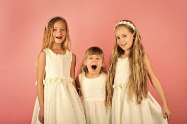 Mutlu bir çocukluk eğleniyor. arkadaş ve kız kardeşi. arkadaşlar kız çocuk ve mutluluk.