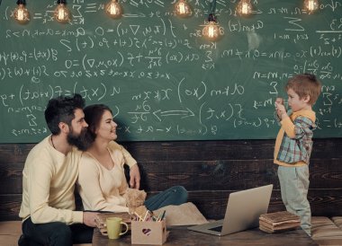 Müzik onların oğlu, sınıf, dizüstü bilgisayar, arka plan kara tahta anne. Evde eğitim kavramı. Öğretim veliler evde çocuk. Çocuk Anne ve baba için onun bilgi sunma. Akıllı çocuk eğitim seviyor.