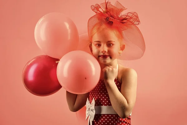 Criança Infância Crianças Felicidade Conceito. Aniversário, felicidade, infância, olha. Um miúdo com balões no aniversário. Beleza e moda, pastéis picantes. Criança menina pequena com balões de festa, celebração — Fotografia de Stock