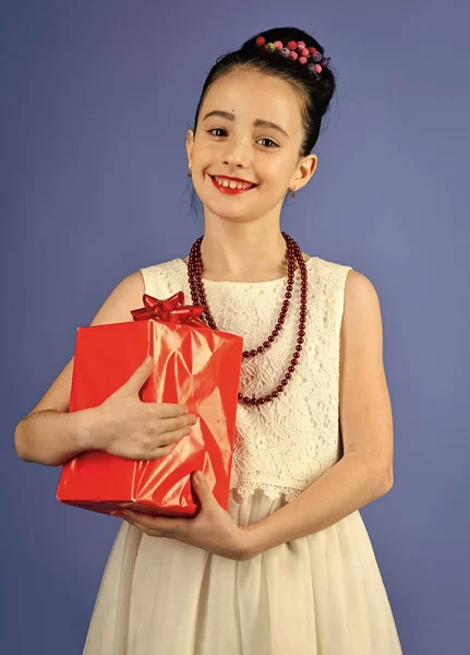 Small girl with shopping package, black friday. Boxing day, holiday celebration and party. Child girl with present pack, cyber monday. Birthday and christmas. Childhood and happiness, gift box — Stock Photo, Image