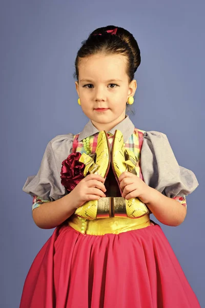 Concepto de Felicidad Infantil Infantil. peluquería y peluquería. peluquería, pelo largo de niña —  Fotos de Stock