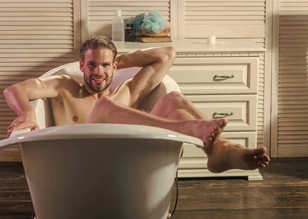 Chipeş faţă de bărbat. Bărbat relaxare în cadă de baie — Fotografie, imagine de stoc
