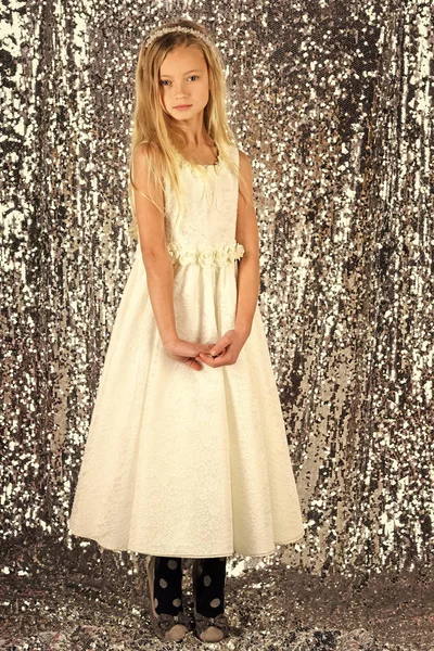 Μόδα και ομορφιά, μικρή πριγκίπισσα. Κοριτσάκι σε μοντέρνο φόρεμα, prom. Μόδα μοντέλο σε ασημί φόντο, ομορφιά. Παιδί κορίτσι στο φόρεμα κομψό αίγλη, κομψότητα. Κοίτα, κομμωτήριο, μακιγιάζ — Φωτογραφία Αρχείου