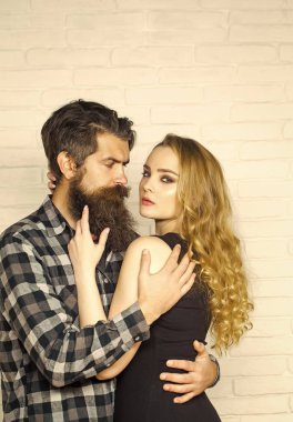 Tutkulu çift öpüşme, erkek ve kız. ekose gömlek sarılma kadın erkekte