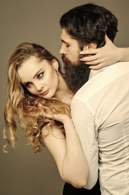 Tutkulu çift öpüşme, erkek ve kız. Kuaför ya da Kuaför Salonu