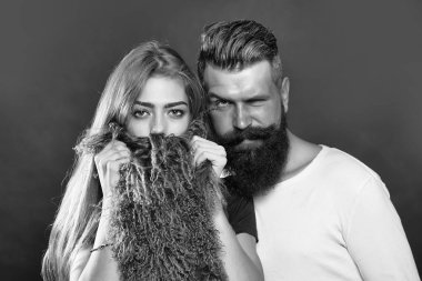 Tatlı tatil günü. Kutlama lüks konsepti. Sakallı genç çift