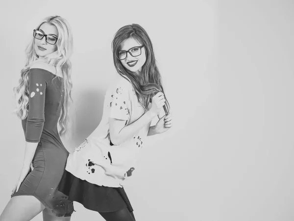 Las mujeres con la sonrisa de pelo largo en gafas geek — Foto de Stock