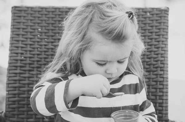 子は、スプーンとカップでアイスクリームを食べる — ストック写真