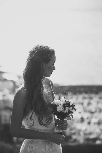 Frauengeheimnisse. hübsches Mädchen oder schöne Braut mit Brautstrauß — Stockfoto