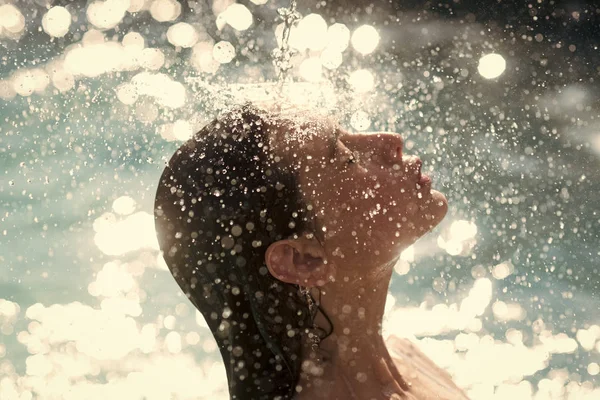 Αισθησιακή γυναίκα. σταγόνες νερού στο πρόσωπο της νεαρής γυναίκας. υδάτων κολύμβησης στην πισίνα — Φωτογραφία Αρχείου
