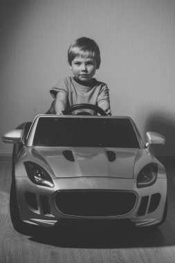 Mutlu bir çocukluk eğleniyor. Çocuk sürücü otomatik.