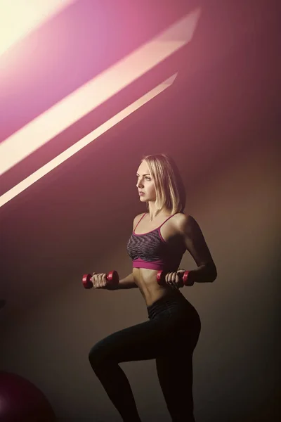 Mittelteil der muskulösen Sportlerin. sportliche Frau. — Stockfoto