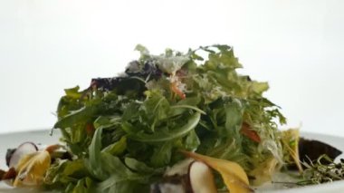 Salata beyaz tabak, koyu ahşap arka plan görev yaptı. Restoran yemek kavramı. Restoranda yemek.