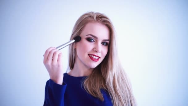 Una mujer sensual. Sexy rubia aplicando maquillaje. Mujer sexy con maquillaje — Vídeos de Stock