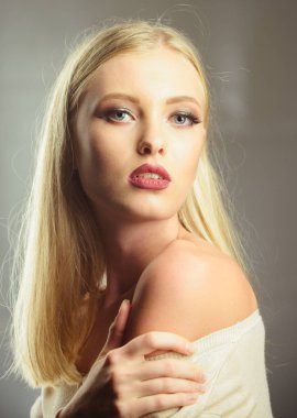 Cilt Bakımı, makyaj, Sima. Kadın seksi makyaj dudaklı, güzellik. Güzellik, moda, bak, kavram. Uzun sarı saçlı kız saç modeli. Güzel yüzünü temiz genç deri ile gençlik.