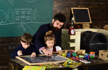 Öğretmen çocuğunuzun aynı yaşta çocuk eğitimi deneyimi ile bak. Öğretmen okulda onun küçük öğrenci ile çizim çizim şirin küçük çocuk. Çocuk ve açıklık gösteren öğretmen için gerekir